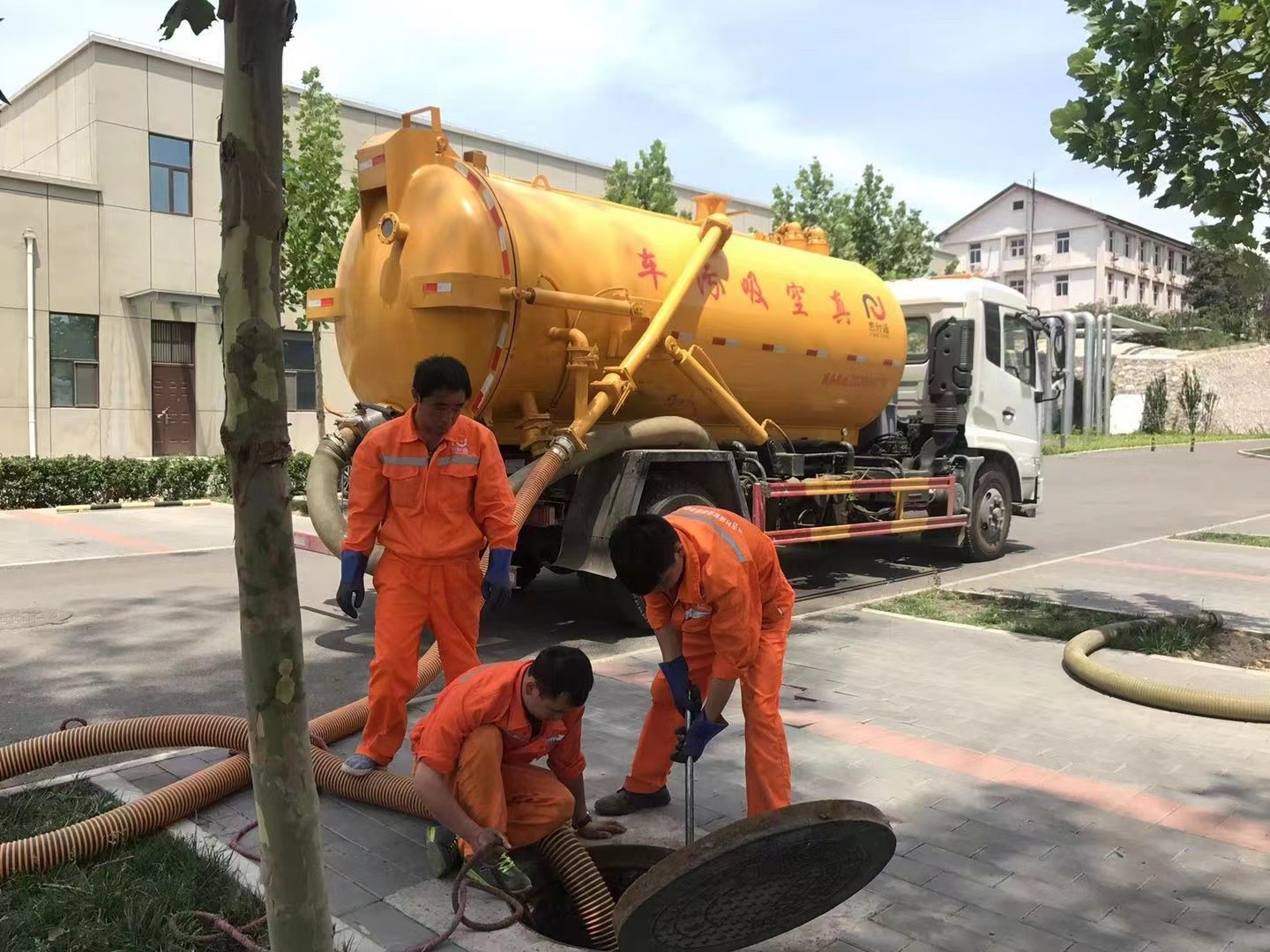 额敏管道疏通车停在窨井附近