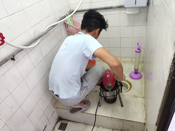 额敏管道堵塞冒臭气 专业师傅现场解决问题