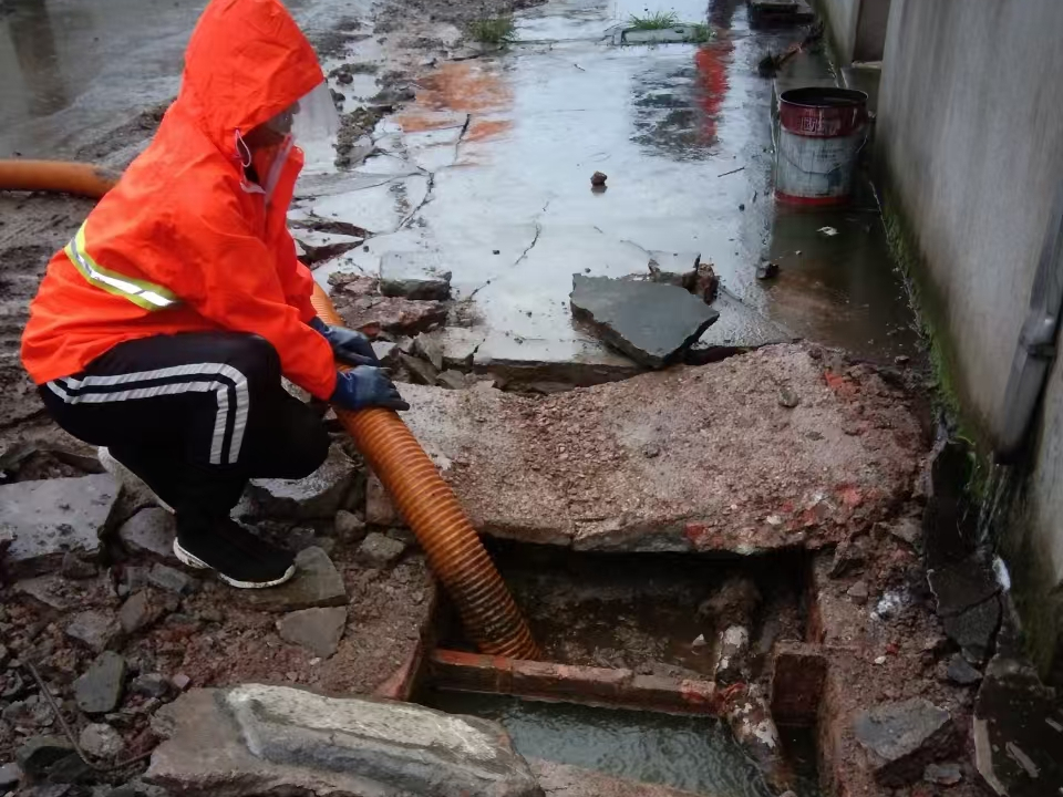 额敏专业清理污水池 炜誉市政以规范流程守护城市 “肠道”